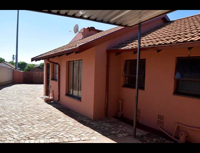 3 BEDROOM HOUSE FOR SALE IN DOBSONVILLE EXT 3